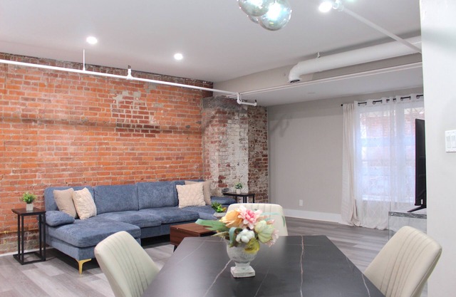 ★MODERN 2 bed, 1 bath w/patio! Great downtown location ★