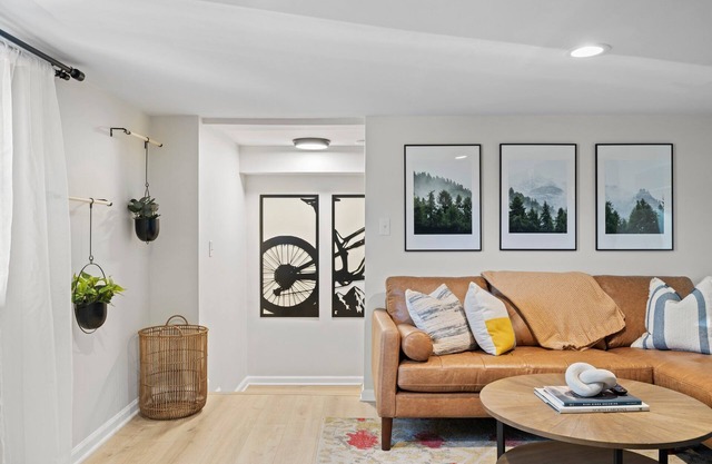 Modern 2 Bed 1 Bath Walking Distance to Downtown