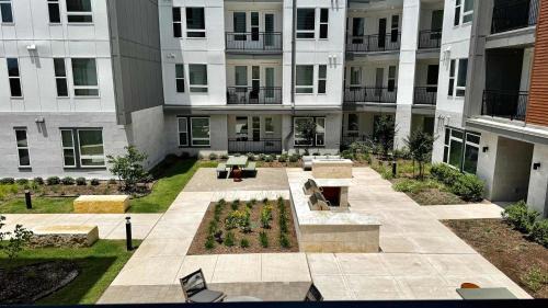 Modern 2- Bed Apt Pool & Gym