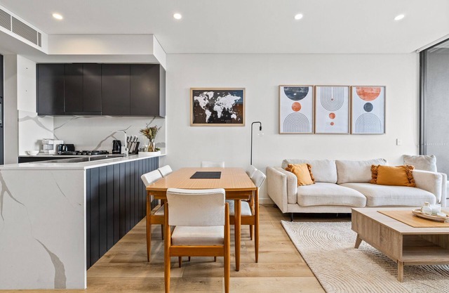 Modern 2-Bed: Quick to Beach & CBD