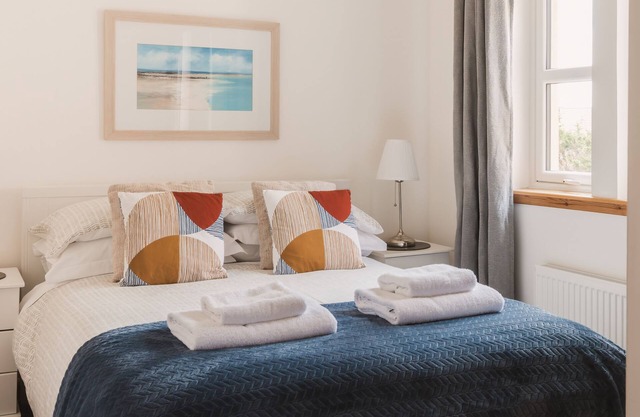 Modern 2-Bed Sleeps 4 - Pet Friendly & Parking