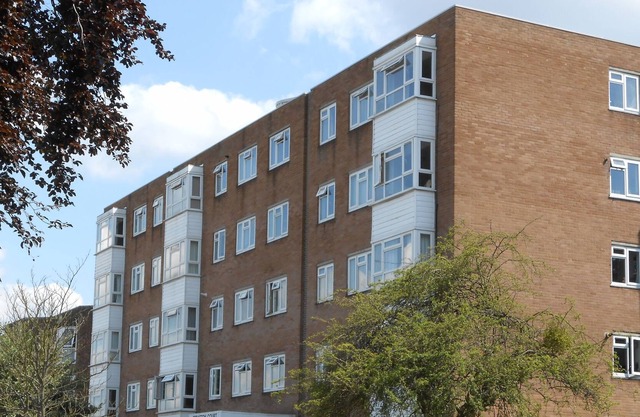 Modern 2 Bedroom Apartment, wifi ,parking space, 20 minutes to Central London,