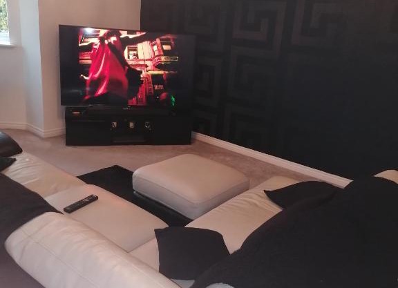 Modern 2 bedroom apartment 10 mins drive from city centre with access to local train station