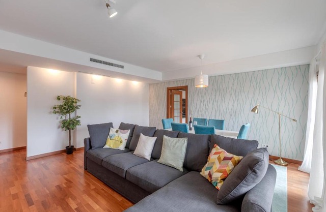 Modern 2 bedroom apt 20 min from city center