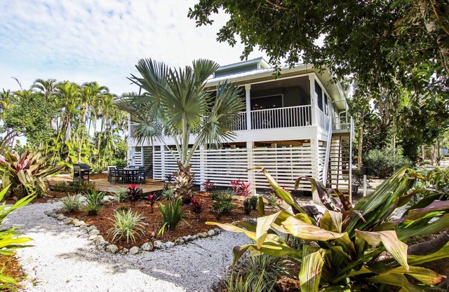 Modern 2-Bedroom Retreat Steps from Captiva Beach