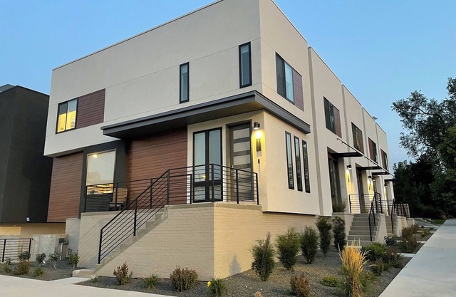 Modern 2-bedroom townhouse with mountain views