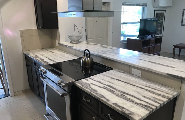 Modern 2 Bedroom in Historic Community minutes from Downtown