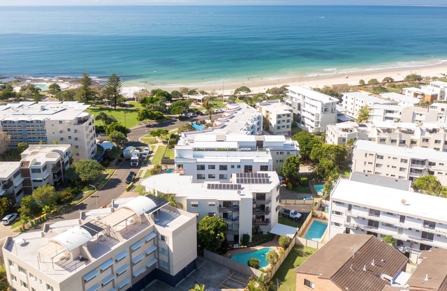 Modern 2 BR Beachside Apartment - Kings Beach QLD