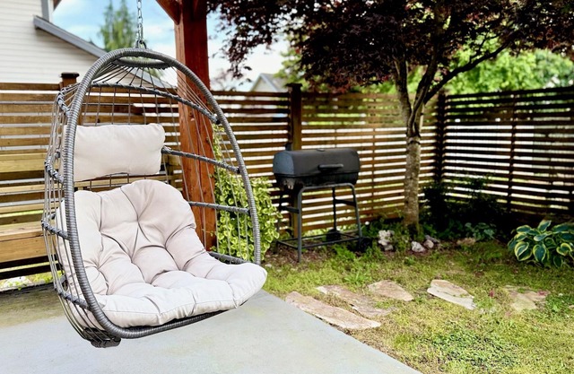 Modern 2BR/2BA Suite close to City, Sea and Ski Hills.