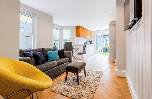 Modern 2BR, 2BTH flat w/private garden, Maida Vale