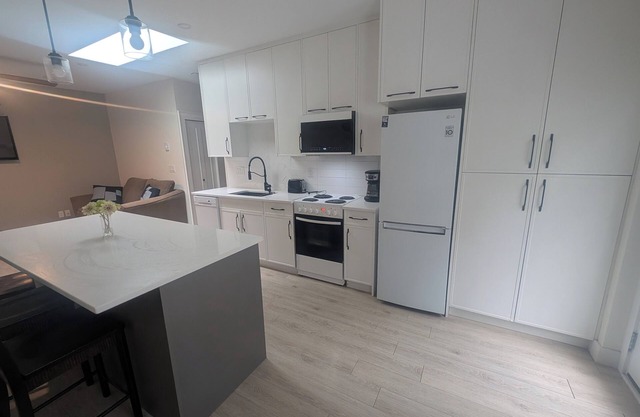 Modern 2BR Garden Suite Near Downtown Victorian