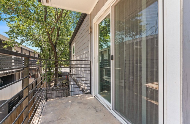 Modern 2BR Near UT | Hyde Park | Evonify 3064
