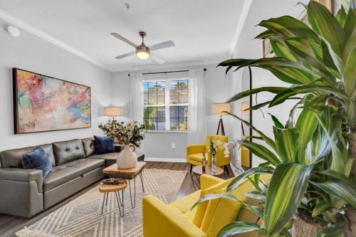 Modern 2br2ba King Bed Pool, Gym #6