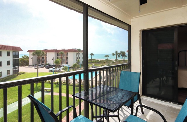 Modern 2nd story beachfront condo on Sanibel Island - Sandalfoot 2D3