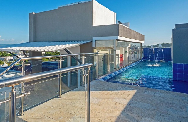 Modern 3 BD 2 BTH + Rooftop pool