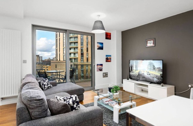 Modern 3 Bed 2 Bath Flat in heart of Dalston