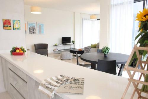 Modern 3 Bed 3 Bath Apt w Sea View