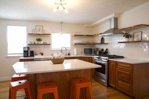 Modern 3 bed close to downtown- parking available