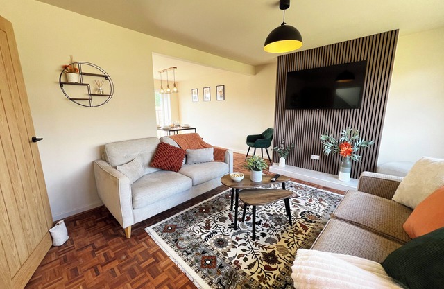 Modern 3-Bed Home in Yeovil with Free Private Parking Wi-Fi & Garden