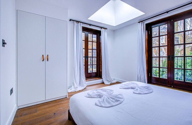 Modern 3-Bedroom House near Serene Queen's Park