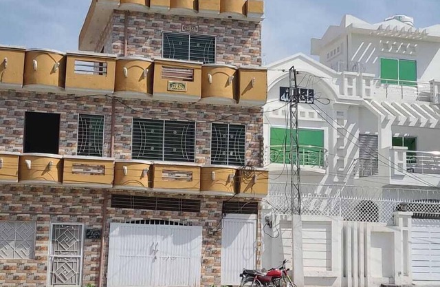 Modern, 3 Bedroom House located near city!