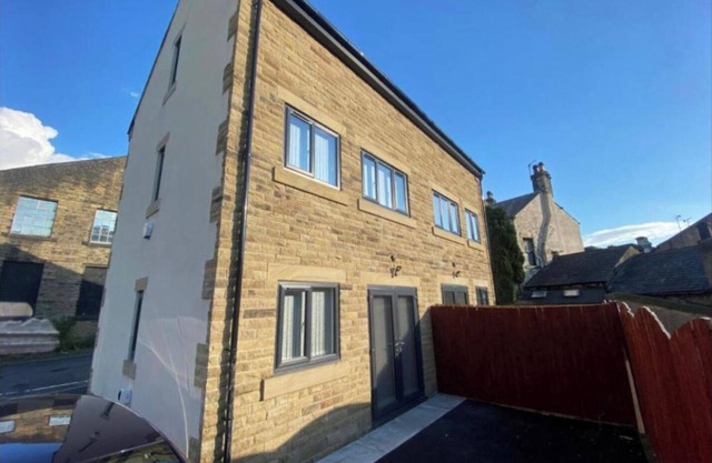 Modern 3 Bedroom Holiday Home - Private Parking - sleeps 10 - 2 Min M62