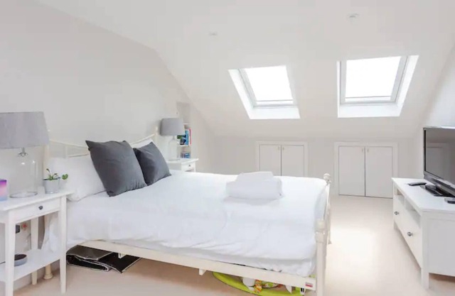 Modern 3 Bedroom Home in Honor Oak beside Nature Reserve