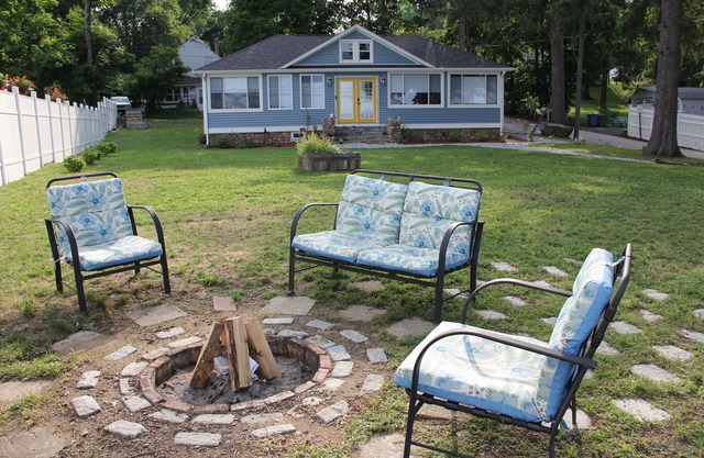 Modern 3 Bedroom Lake House- Close To Restaurants and Beach Access