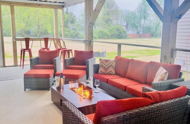 Modern 3-bedroom house in Colonial Beach with access to pool and private hot tub