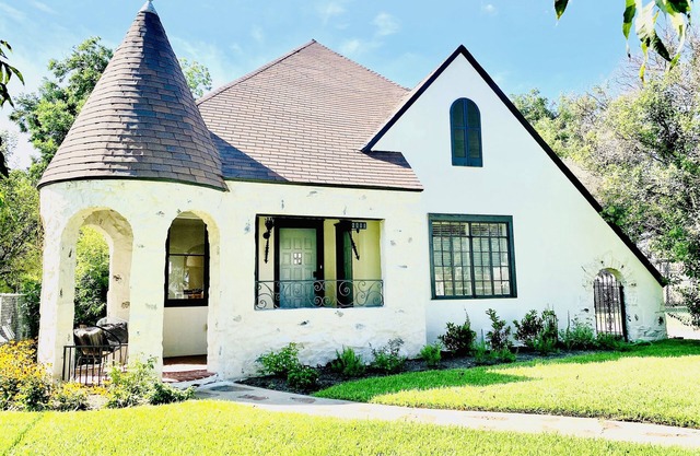 Modern 3 Kings Castle in Uptown Waco