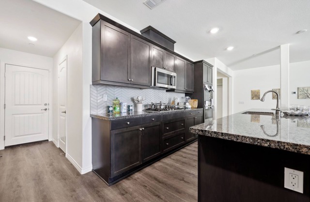 Modern 3000 sqrt 5-Bedroom House w Gated Yard, Garage, Baby Crib, Nice View