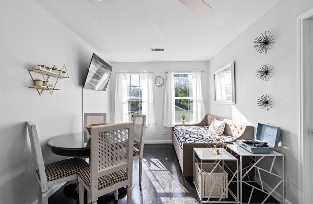 Modern 3bd/2ba Suite with Full Gym & Large Patio!