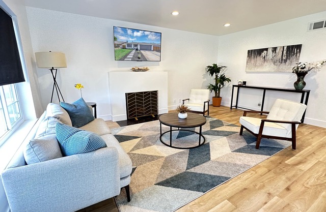 Modern 3bd/2ba w/Workspace, Pet Friendly, 2mi from S. Row, V. Fair & Pruneyard