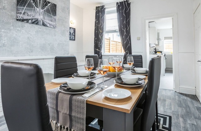 Modern 3BD House, free parking, Manchester/Salford