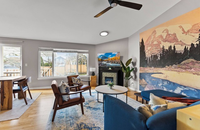 Modern 3BD house in walkable Ballard, family and dog-friendly, A/C, fenced yard