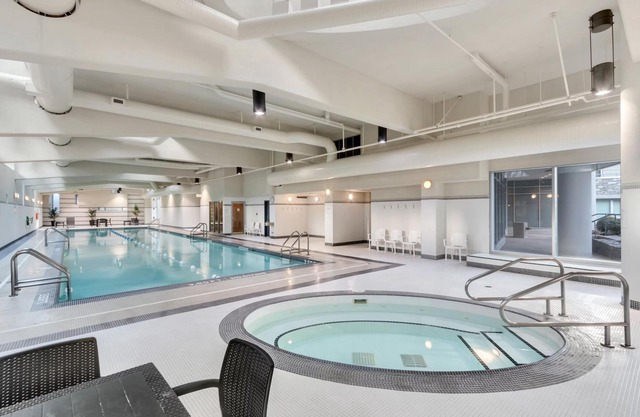 Modern 3BDR/4BDS in DT/AC/Pool/Gym/Best Location + Parking