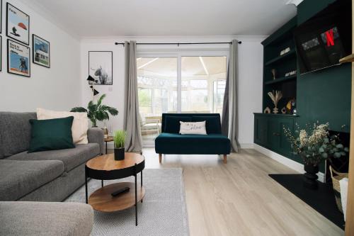 Modern 3BR Bath Home, Sleeps 6, Driveway Parking, Families & Contractors Deal