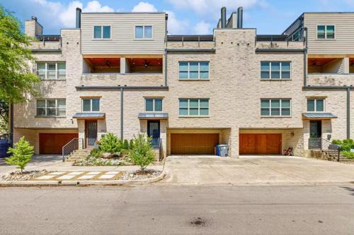 Modern 3BR Townhome in Uptown Dallas with Rooftop & Skyline Views