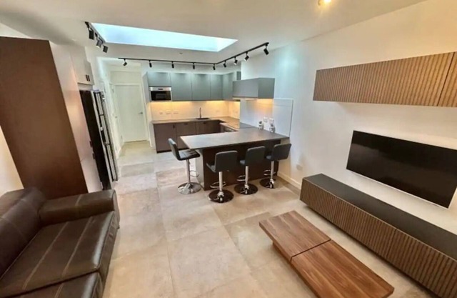 Modern 4 bed 4 en-suite house - Great location