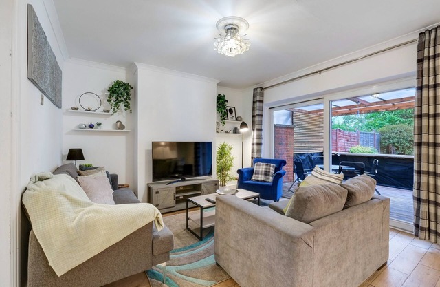 Modern 4 Bedroom House with Garden in Feltham