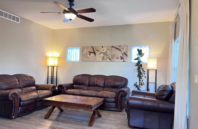 Modern 4-bedroom house . nNear Aurora Medical - Perfect for Travel Nurses!n