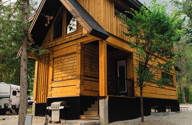 Modern 4-Bedroom Luxury CT Lodge Experience