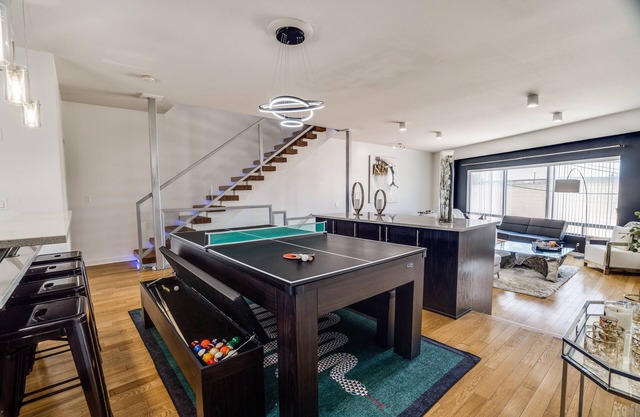 Modern 4 Story Townhome -5 minutes walk to Deep Ellum & Fair Park!