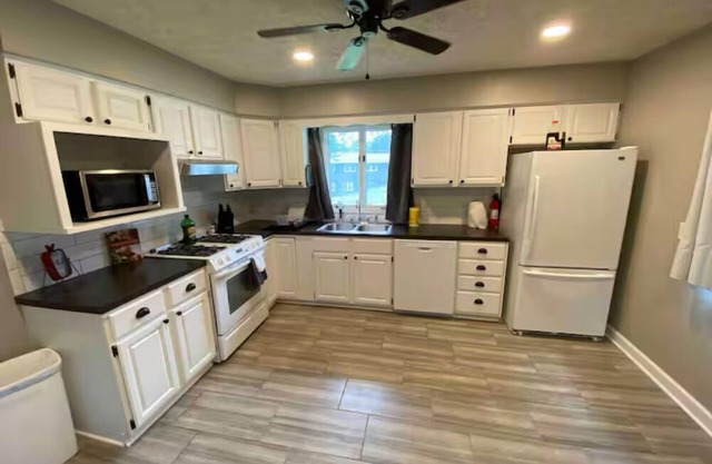 Modern 4BR 2BA house with 2 living rooms- 50” TVs - wifi Pay Monthly