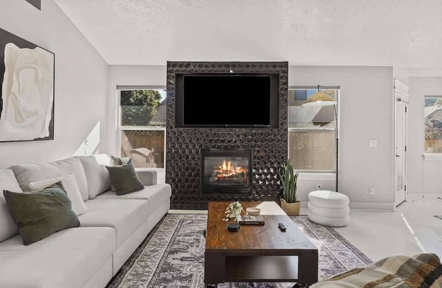 Modern 4BR w/Hot Tub - Fire Pit - Stylish Stay