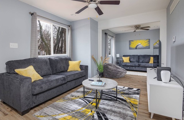 Modern 5BR home, Ping Pong & wifi