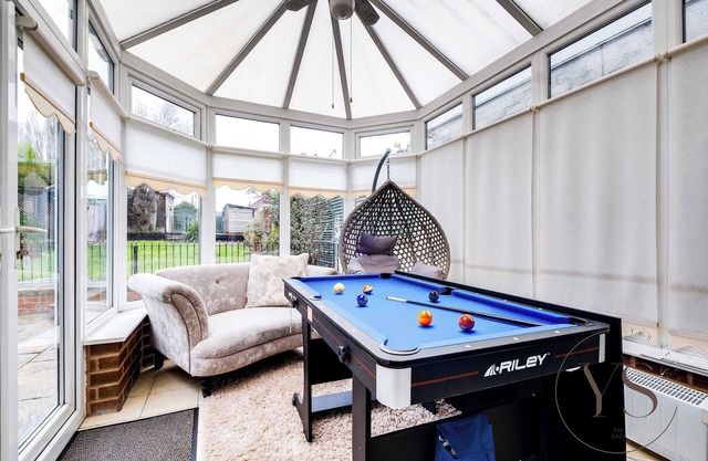Modern 5BR Stay – Perfect for Groups & Work