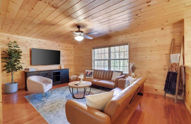 Modern 6BR Cabin- Hot Tub, Theater, Basketball