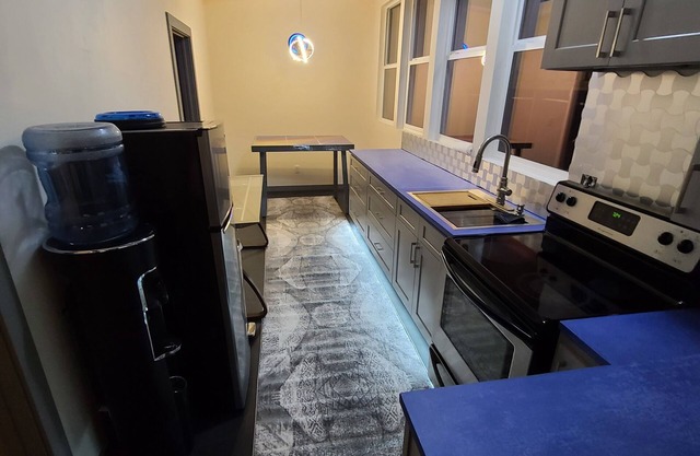 Modern 700 SF Loft with fitness room, WiFi, AC, Pool, Hot Tub, Gym, QUIET & Safe