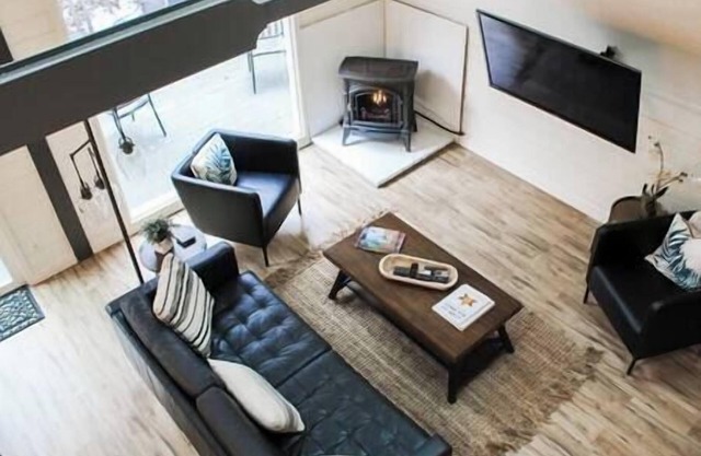 Modern A-frame, Large Deck, 5 Min walk to Main st.